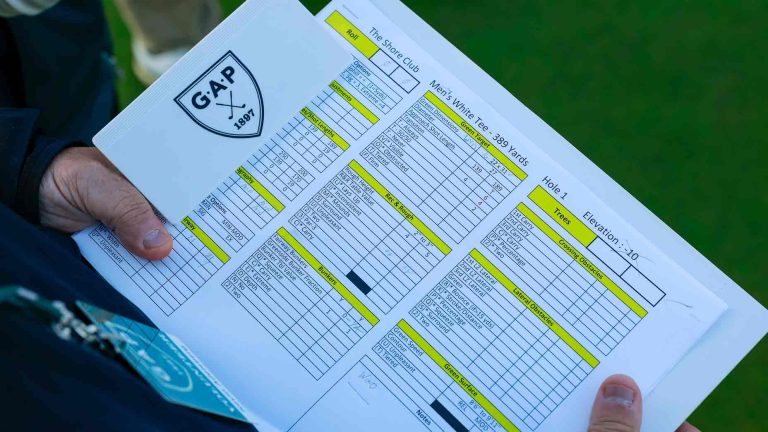 How does a course assign each hole's stroke index?